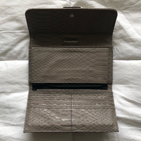 Guess Wallet - Picture 2 of 5